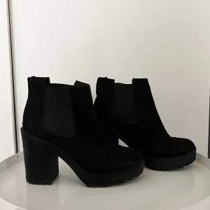 Boots med klack i mockaliknande material. Från H&M i storlek 38. Använt skick 🌸 pris kan diskuteras 😊