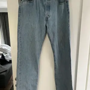 Snygga Levis 501 jeans i mycket bra skick. Sparsamt använda. Mitt pris är 450 men kan gå ner i pris vid snabb affär!