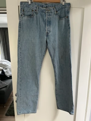 Levis 501 jeans - Snygga Levis 501 jeans i mycket bra skick. Sparsamt använda. Mitt pris är 450 men kan gå ner i pris vid snabb affär!