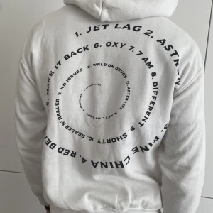 Juice WRLD x Future Jet Lag Hoodie - | Skick: 6/10 | Storlek: M | Official merch | Modell mått: 187cm | En rare af Juice WRLD x Future  hoodie. Kommer från ’WRLD ON DRUGS’ albumets merch drop 2018.