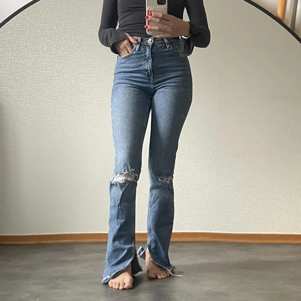 Zara Jeans i bootcut modell. Lite för långa för mig som är 1,60 men man kan klippa dom till sin längd. Passar mig som har xs.. Jeans & Byxor.