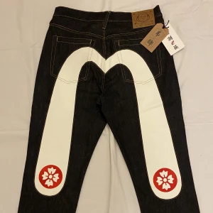 Nya evisu jeans  - Helt nya evisu jeans som inte passade mig. Butikstaggar sitter kvar. Storlek 33/34. PRIS ÄR DISKUTERBART!