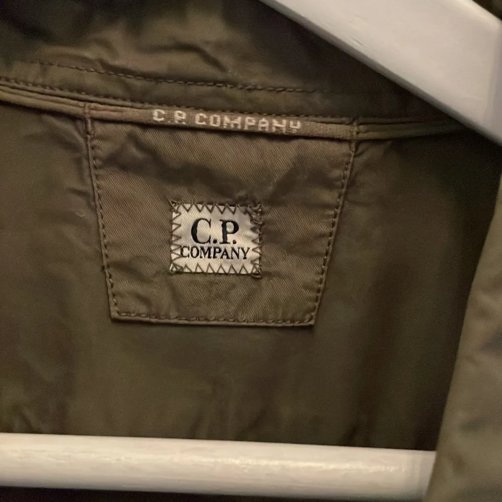 Mörkgrön skjorta från CP.Company, märke på vänsterarm.  I mycket bra skick Storlek L, sitter som M Nypris: 2699kr . Skjortor.