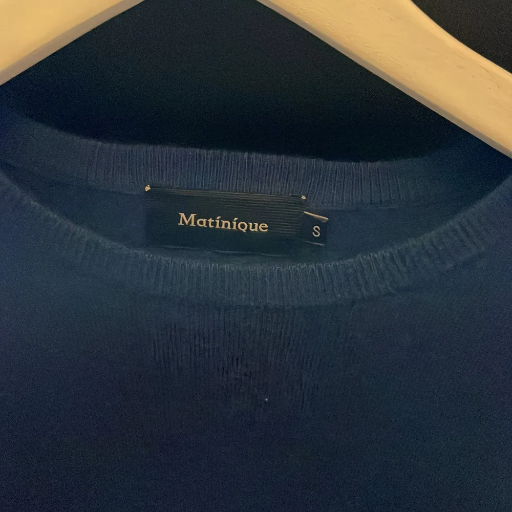 Stickad mörkblå tröja från Matinique  Storlek: S Bra skick. Stickat.
