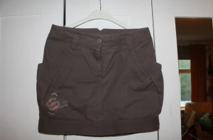 Brun supersnygg kjol - Supersnygg kjol. Dm:a för mått och frågor