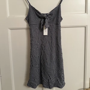 Klänning - Randig klänning, vit och mörkblå. Helt oanvänd❤️