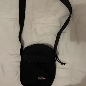 eastpak axelarmsväska  - det tjocka snöret är schysterbart och det finns inga skador på väskan alls💗priset kan diskuteras💗