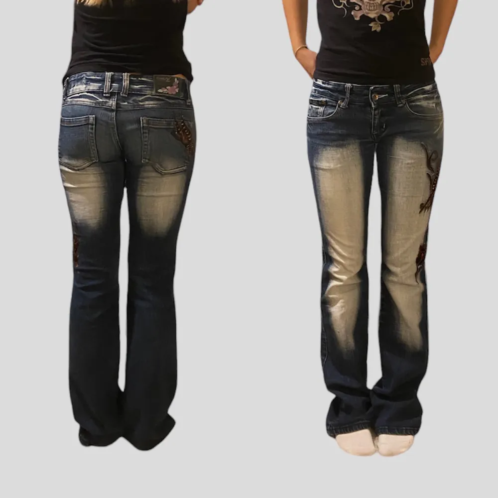 Bootcut Crazy Age jeans i superfin färg och fina bruna fjärilsdetaljer. Mycket fint skick och sparsamt använda. Innerbenslängd: 82,5 cm. Midjemått: 39,5 cm. Ytterbenslängd: 100 cm. Skriv gärna vid frågor . Jeans & Byxor.