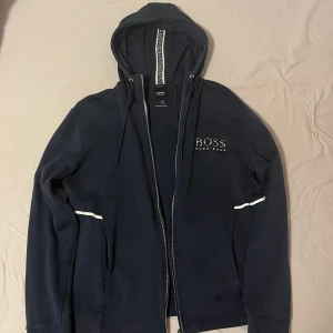Hugo Boss kofta - Hugo boss kofta, det är storlek L men den är liten i storleken så den passar mindre storlekar också. Ordinarie pris för den är 2000kr. Men jag säljer den för såhär billigt eftersom den är använd ett par gånger, skriv om ni är intresserade 👍🏽👍🏽