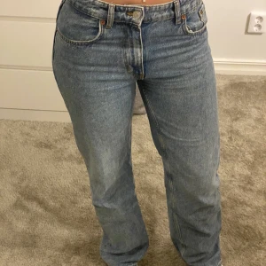 Zara low rise jeans  - Blå super snygga lågmidjade straight jeans från zara i extremt bra skick✨💕
