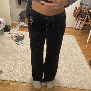 Juicy couture utsvängda lågmidjade - Lågmidjade juicy couture mjukis byxor. Tror inte denna modell säljs mer. Nypris var 1300kr. Säljer för jag inte använder mer ❤️ 