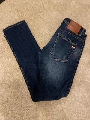 Slim Jeans - Jeans från Yin Chu med riktigt skön passform (slim). - Storlek 31 och i nyskick, använd ytterst få gånger och inga defekter.  - ”Modellen” är 182 cm och väger 65 kg och sitter bra.