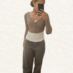 Långärmad Tröja  - Jättesöt långärmad tröja som är supersnygg att ha med lager under! Säljer den då den inte kommer till användning.💕