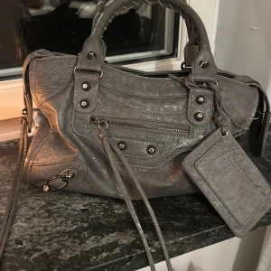 Trendig väska  - Intressekoll på denna fina väska 💗 i super bra skick! 