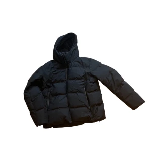 UNIQLO jacka - Herr vinter UNIQLO jacka svart i storlek XL. Nästan helt oanvänd 