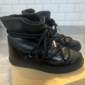 Inuikii skor  - Säljer mina super fina Inuikiis! Säljer då det tyvärr inte längre kommer till användning. Skorna har tecken på användning men det är inget som syns och överlag väldigt fint skick! Hör av er för fler bilder 🥰♥️nypris 3700 kronor