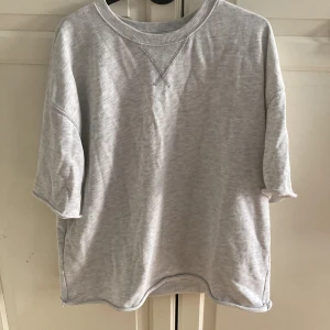 Zara sweatshirt med korta ärmar - sweatshirt med korta ärmar fråm zara, stl s men passar också M. den är inte lika skrynklig som den ser ut, kan även stryka innan jag skickar om npn skulle vilja det 