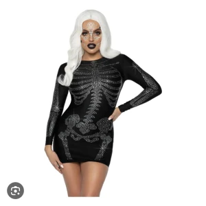 Halloween - Skelettklänning från partykungen nypris 499 kr som är helt slutsåld🎃Stl M men passar flera storlekar då den är väldigt stretchig i materialet. Köparen står för frakt!