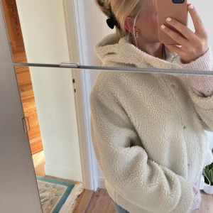 Teddy jacka  - Teddy jacka i fint skick! Inga defekter och perfekt till hösten, säljs inte längre och nypris är 899kr❤️
