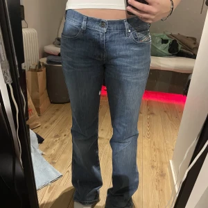 Lågmidjade jeans  - Sälje mina Lågmidjade jeans eftersom de ej kommer t andvändning 💕