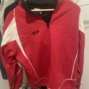 Sweatshirt  - Fin röd hoodie