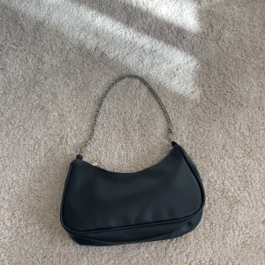 Handväska  - Svart handväska, helt oanvänd☺️