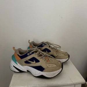 Nike sneakers strl 38  - Sneakers från Nike i storlek 38.  Sparsamt använda.  Sköna promenadskor  Pris kan diskuteras vid snabb affär. 