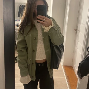 Grön jacka  - En grön super snygg jeans jacka ungefär. Lite oversize och får inte användning för den då jag har andra jackor.
