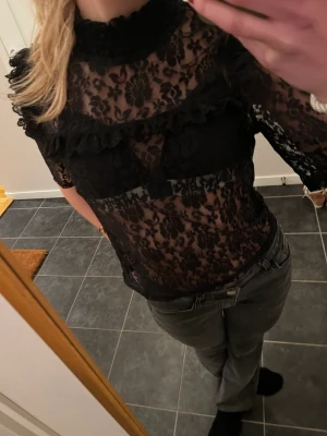 Svart spetsblus  - Svart, genomskinlig blus från HM. Mycket bra skick. Storlek xxs men passar xxs-s. Liknar en blus från By Malina. Kom gärna med frågor💕