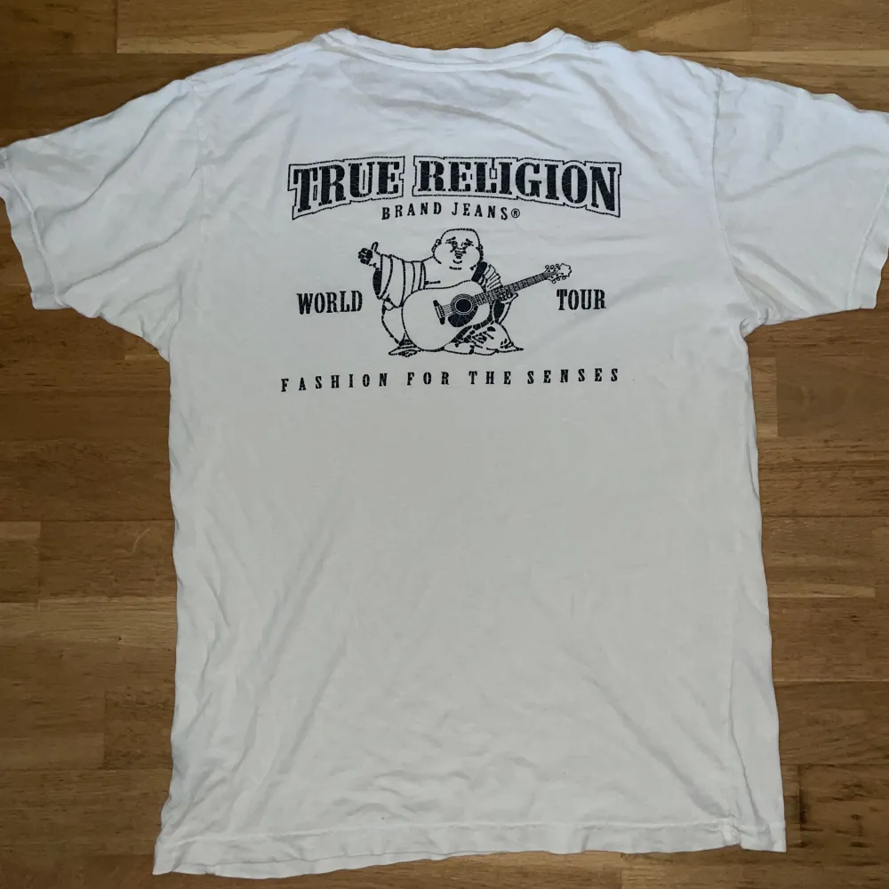 Vit True Religion t-shirt Medium har jätte små rosa fläckar men syns knappt därav pris. T-shirts.