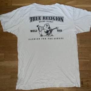 Vit True Religion t-shirt Medium har jätte små rosa fläckar men syns knappt därav pris