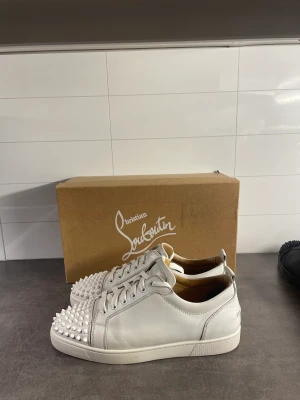 Christian Louboutin  - Säljer dessa feta Loubs i size 42,5 passar 43-43,5. Skorna är i bra skick, och de kommer med replacement Christian Louboutin box! 