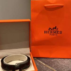 Ett helt nytt Hermes armband i storlek 19 cm. Pris kan diskuteras 
