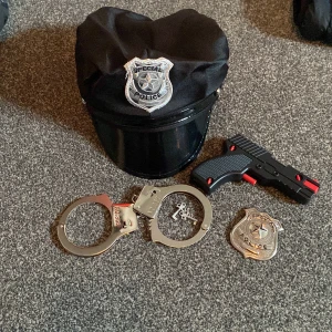 Polis tillbehör utklädnad  - Polis keps Handbojor  Polis bricka  Pistol Säljer allt för 200kr 💗