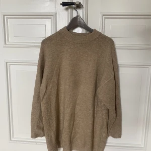 Stickad tröja  - En brun stickad tröja 