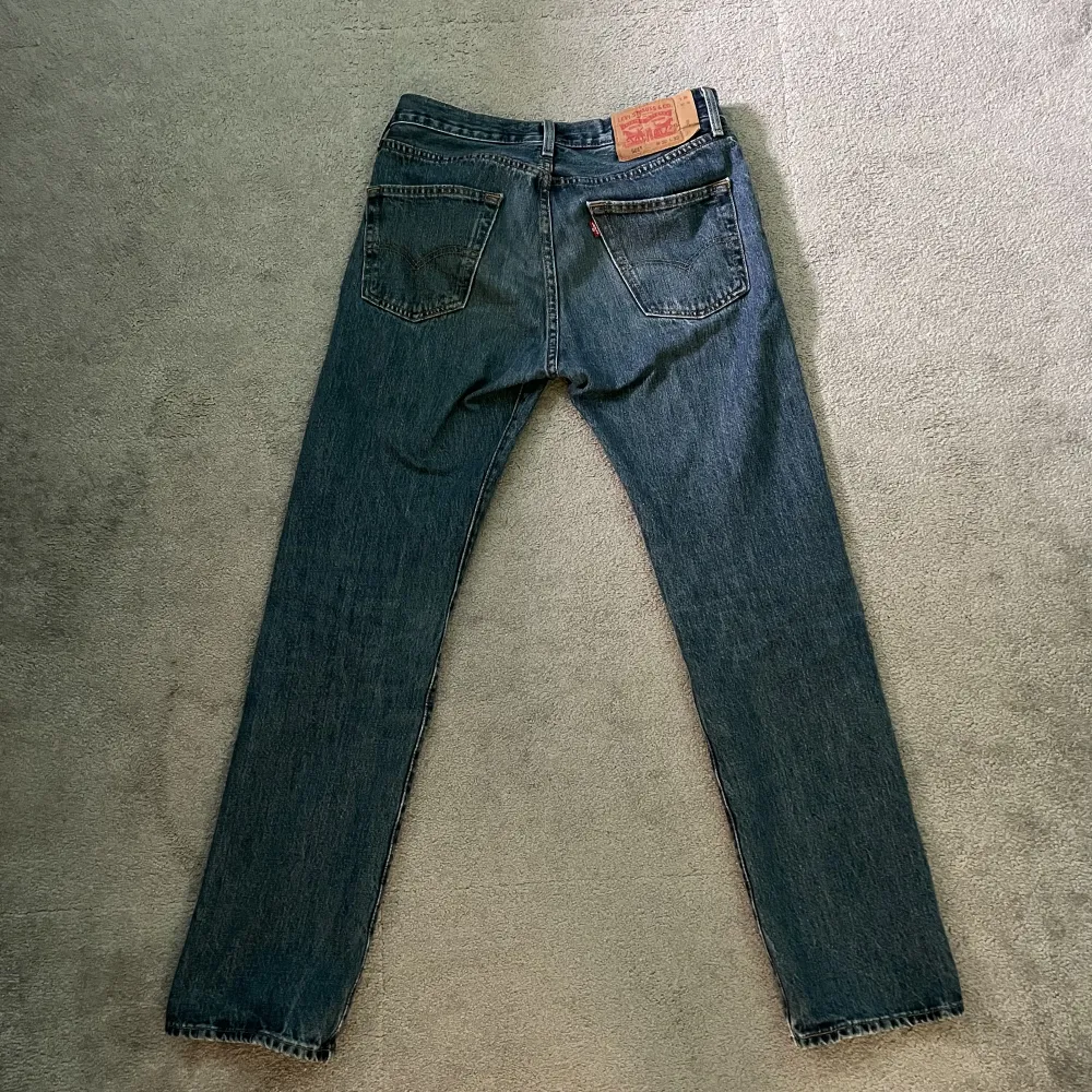 Levi’s 501 i blå färg. Storlek 30/32. Perfekt skick 9/10. Skriv om ni har frågor.. Jeans & Byxor.