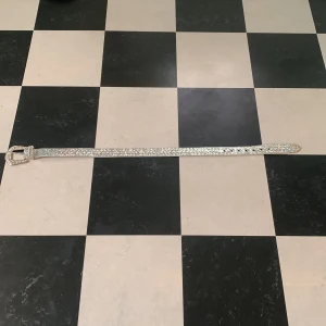 Bb belt - Ett diamant belte helt nytt det var för litet för mig det är 97 cm långt 4 cm brett