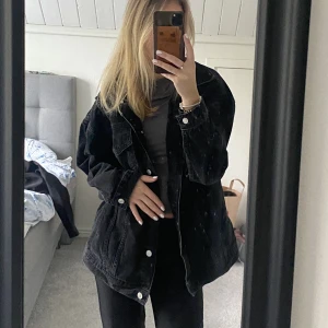 Jeansjacka - Säljer min oversize jeansjacka från NA-KD. Knappt använd så den är i nyskick🤍  Nypris 500kr
