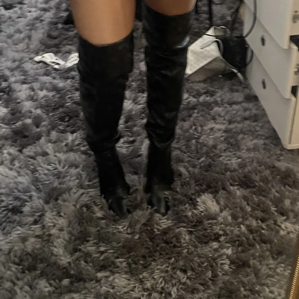 Höga boots thigh high från Zalando. Använda och man ser det lite på klacken. 9 cm höga i strl 39. . Skor.