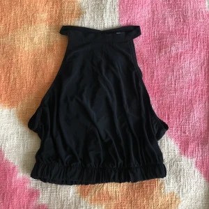 Haltertopp - En stilren haltertopp från ZARA i storlek M 💗 