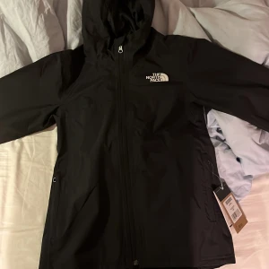 North Face jacka  - Helt ny oanvänd North Face jacka som är för liten i storlek