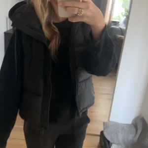 Zara väst - Säljer denna jättefina väst med luva från Zara då den inte kommer till användning❤️inga defekter 