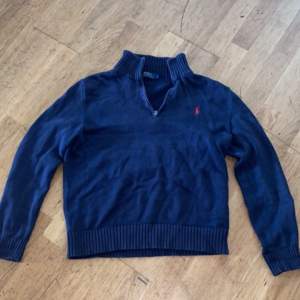Polo raulph Lauren zip tröja, använd ett par gånger använder inte den längre så vill sälja den!