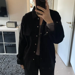 Jacka - Tunnare jacka i Manchester material från Object i storlek 36. Är knappt använd