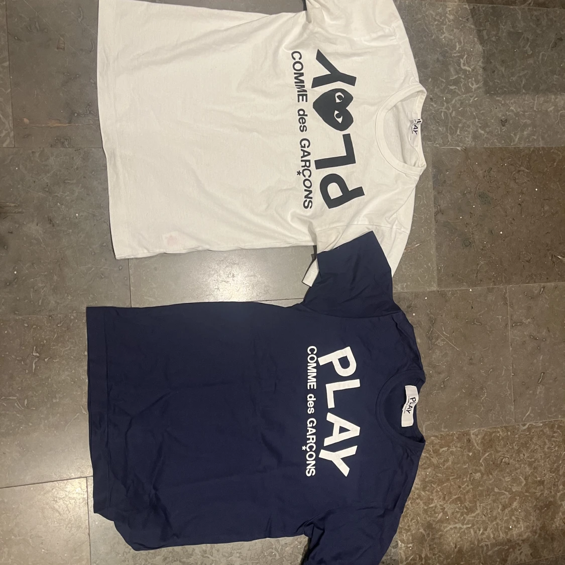 Två cdg t-shirts storlek