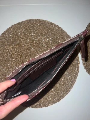 Carin Wester väska brun - Helt oanvänd. Säljes pga ingen användning för den. 