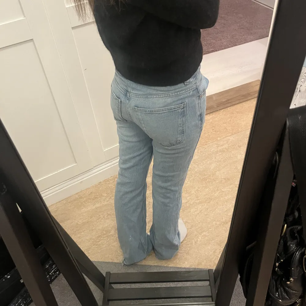 Jätte fina ljus blåa low waist/lite mid waist jeans 💙. Jeans & Byxor.