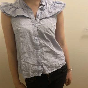 Snygg blus  - En så fin blus i en underbar blå färg!! Knappt använd💘😽👌🏻