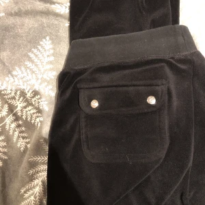 Juciy Couture  - Säljer mina jättesköna Juciy Couture byxor för 700kr pågrund av de ej kommit till användning 💋storlek xxs och passar mig med S. Som nya! 
