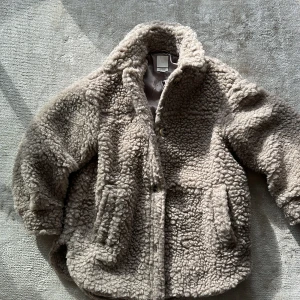 Fin Teddy jacka - Teddy jacka stlr S. Wool Blend. Helt ny, aldrig använd. Beige grå i färgen